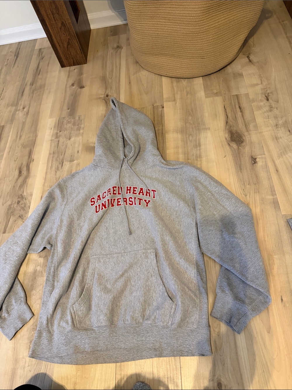size XL pro weave sacred heart university graphic crew neck